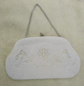 Borsa a tracolla vintage anni '50 bianco avorio semi con perline catena **dentro o fuori** - Foto 1 di 4