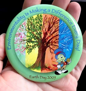Disney Earth Day 2005 Ambientality Jiminy Cricket Cast Escluso Spilla Pulsante 38330 - Foto 1 di 7