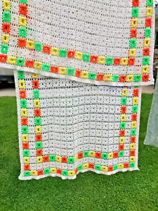 VINTAGE AFGHANISCH GEHÄKELT 89 X 64 ZOLL FLUORESZIEREND ORANGE GRÜN GELBE BLUMEN - Bild 1 von 2