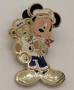 Prendedor de intercambio de parques Disney Marinero Mickey con Duffy el oso Disney  - Imagen 1 de 4