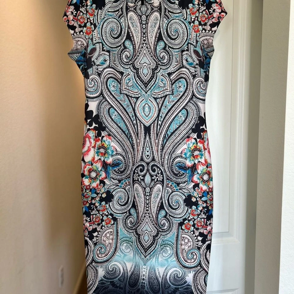 Vestido midi ECI New York azul vaina cachemira y floral con mangas de gorra, talla 10 Foto 1 de 4