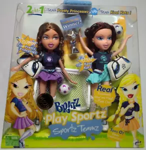 Bratz Play Sportz Teamz ~ 2 in 1 calcio ~ bambole Yasmin & Roxxi ~ scatola aperta 2006 - Foto 1 di 14