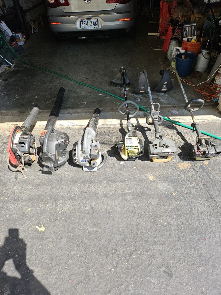 3 cortadoras de césped y 3 sopladores. $20 cada uno... los seis por $110.00. Foto 1 de 2