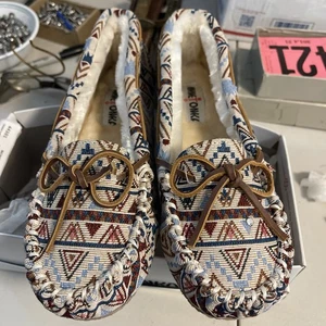 Minnetonka Cally Mosaic Tapestry Slippers Moccasins Slip On Flats 9M Women’s - Picture 1 of 7
