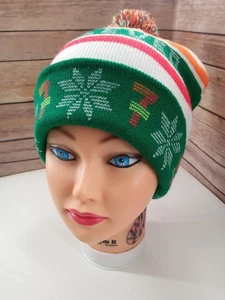 7-Eleven Brutto Natale Maglione Maglia Berretto Cappello Pom Pom Cappellino Vacanze Slurpee Swag - Foto 1 di 5