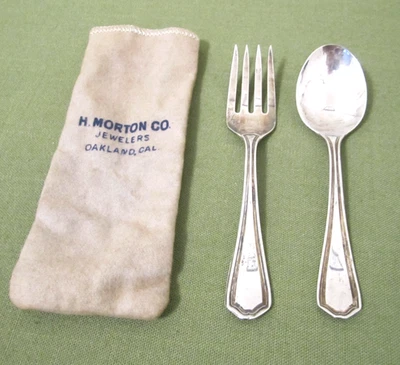 Par de tenedores y cuchara Hepplewhite de Reed and Barton de plata esterlina para bebé de 2 piezas Foto 1 de 4