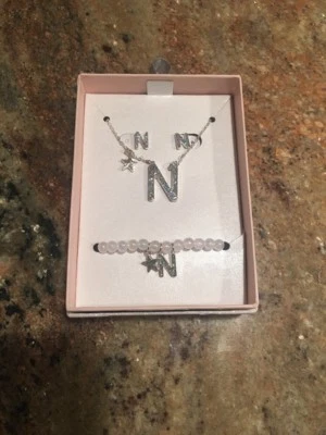 Claire's Plata Letra Inicial N Collar Imitación Perla Pulsera Pendientes Conjunto Caja Foto 1 de 4