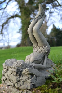 Adorno de jardín de piedra de hadas juguetón Erin el - Imagen 1 de 4