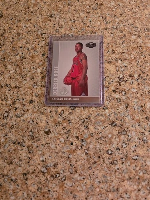 Derrick Rose 2008-09 Topps cofirmantes novato #101 1121/2008 Foto 1 de 3