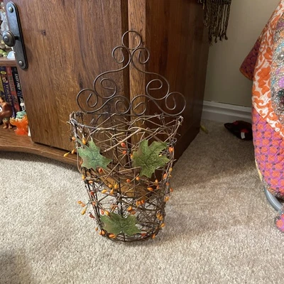 Bolsillo de pared decorativo de metal con pequeños detalles de bayas naranjas Foto 1 de 4