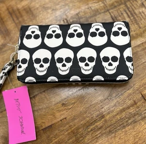 Betsey Johnson Skull Black And White Wallet Wristlet Halloween New - Picture 1 of 10