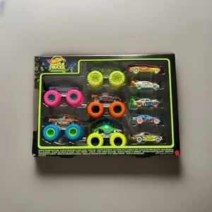 Hot Wheels Monster Trucks Glow In The Dark Bundle 1:64 Scale Vehicle Set - Picture 1 of 2