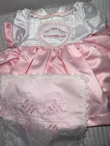 Vestido De Colección Auténtico Lee Middleton Satinado Corazón Religioso Encaje Hankie R4 - Imagen 1 de 7