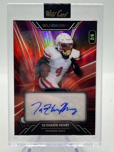 2023 WILD CARD WILD CHROME RED TA'ZHAWN HENRY AUTO /6 KC CHIEFS - Picture 1 of 2