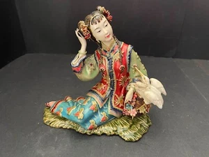 Estatuilla de mujer de cerámica china de porcelana - Imagen 1 de 4