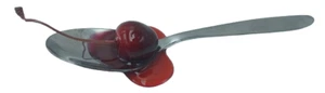 Jarabe de cereza de utilería de alimentos falsos con cuchara de cereza - Imagen 1 de 1