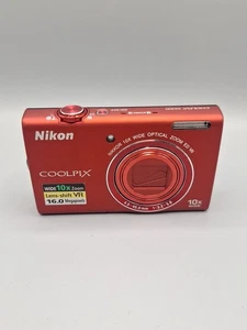 Nikon Coolpix S6200 Digitalkamera, rot, Display beschädigt, nur Ersatzteile. - Bild 1 von 10
