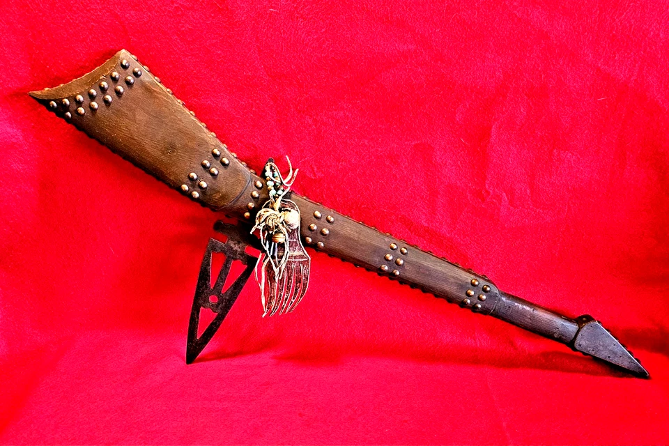 传统带钉 Gunstock Warclub 带生皮熊爪滴 — 第 1/4 张图片