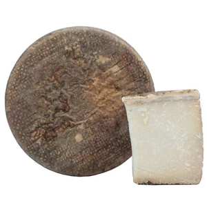 Caprino Stagionato in Grotta: Formaggio Artigianale con Gusto Ricco e Complesso - Imagen 1 de 3