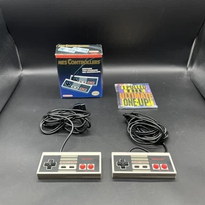 Nintendo NES Controller 2 Pack OEM NES-004 NON TESTATO 1990 INSERTI SIGILLATI - LEGGERE - Foto 1 di 17