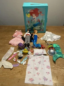 1991 Tyco Disney Die kleine Meerjungfrau Arielle & Eric Puppenkoffer Zubehör Abendessen - Bild 1 von 24