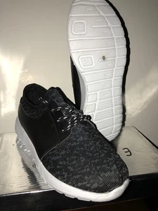 NIB WOMEN'S 8 EXTREME BY EDDIE MARC SNEAKERS BLACK & WHITE VRY LT WEIGHT YOGA - Picture 1 of 7