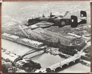 Avion survolant Paris. Bombardier. Gare d'Austerlitz. 31x38. - Imagen 1 de 1