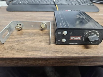 Controlador y soporte esparcidor de sal Western Foto 1 de 2