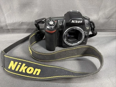 Cámara digital Nikon D80 SLR solo cuerpo - negra con correa para el hombro Foto 1 de 4