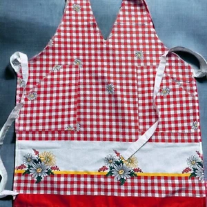 Checkered Flower Apron w Pockets Handmade, Vintage look, Great for gift giving - Picture 1 of 6