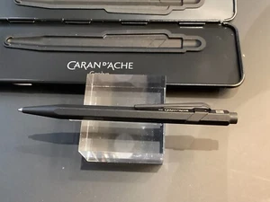 Bolígrafo a presión 849 BLACK CODE, negro CARAN D'ACHE 849.496. EMBALAJE ORIGINAL - Imagen 1 de 6