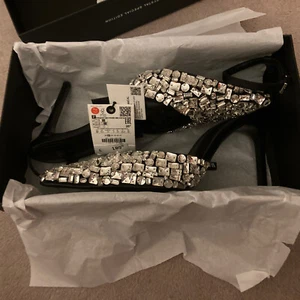 Scarpe Zara edizione limitata tacco alto cristallo, taglia 4-nuove con scatola, prezzo consigliato £189 - Foto 1 di 12