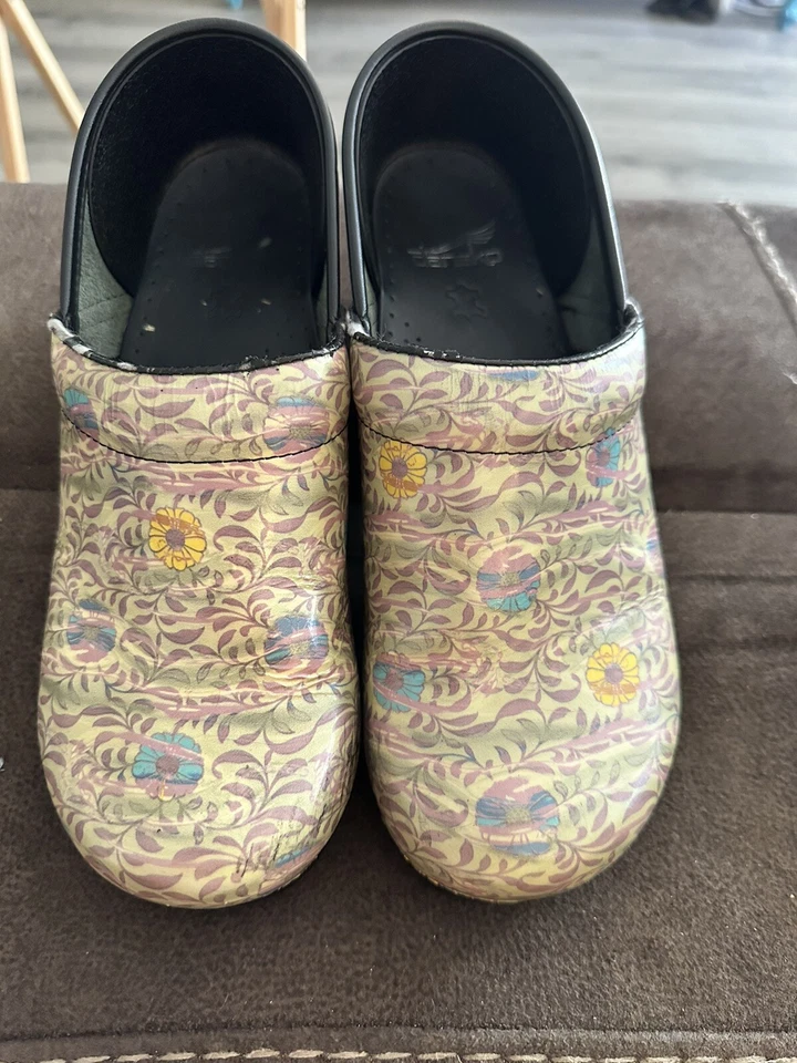 Zueco Profesional Dansko Talla 40 ¡Buen Estado Usado! Bronceado con limpieza floral Maycleanup Foto 1 de 3