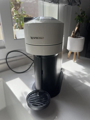 Vendo macchina caffe nespresso usata pochissime volte - Immagine 1 di 3