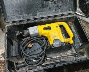 Combinación de spline de martillo rotativo/astillado Dewalt D25551 1-9/16" con brocas probadas - Imagen 1 de 4