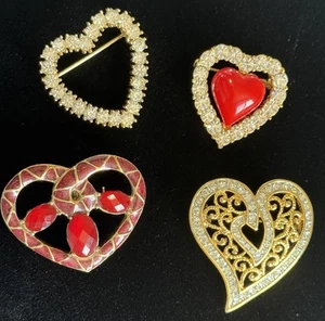 Konvolut 4 Broschen Herz Motiv Emaille Strass rot goldfarben, 1 ist auch Anhänger - Bild 1 von 8
