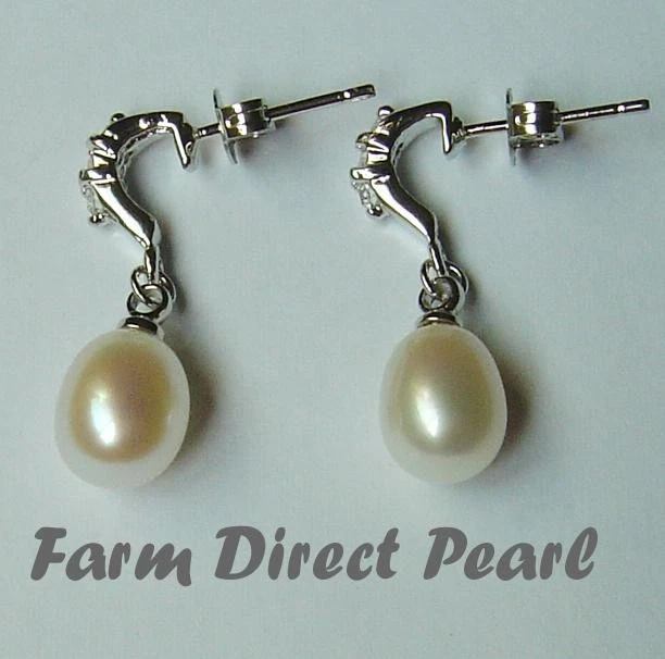 Pendientes colgantes de aro de perlas blancas genuinas y circonitas cúbicas cultivados de agua dulce Foto 1 de 1