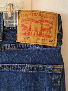 Pantalones de mezclilla para hombre Levis 505 talla 38x32 calce regular pierna recta azul lavado oscuro informales  - Imagen 1 de 8