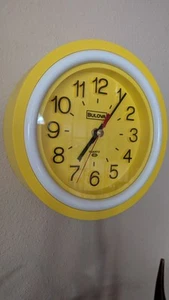 Reloj de Pared Bulova Vintage Amarillo Cuarzo Funciona con Pilas - Imagen 1 de 1