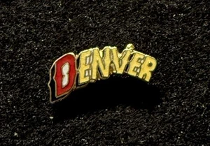 Prendedor de recuerdo DENVER novedad COLORADO esquiador estatal viaje solapa divertida - Imagen 1 de 3