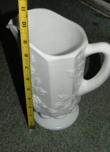 "Jarra y etiqueta vintage Westmoreland con paneles de vid de uva blanca con vidrio de leche de 9"" con patas" - Imagen 1 de 7