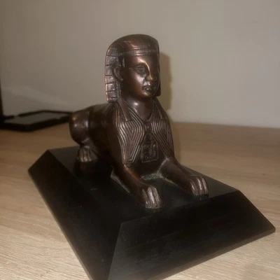 Bronzefarbene Sphinx-Statue auf Sockel – ca. 28 cm – 5 kg – dekorativ & massiv - Bild 1 von 3