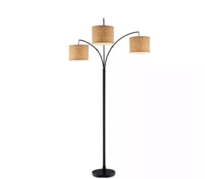 Lámpara de pie antigua de bronce de 3 arcos Hampton Bay con cortinas de tambor de arpillera Foto 1 de 4