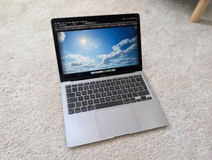 Apple MacBook Air 13 Zoll (256GB SSD, M1, 8GB) Laptop - Space Grau - MGN63D/A... - Bild 1 von 5