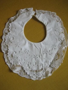 Linge ancien bavoir en coton & dentelle brodée ajourée fleurs - Foto 1 di 5