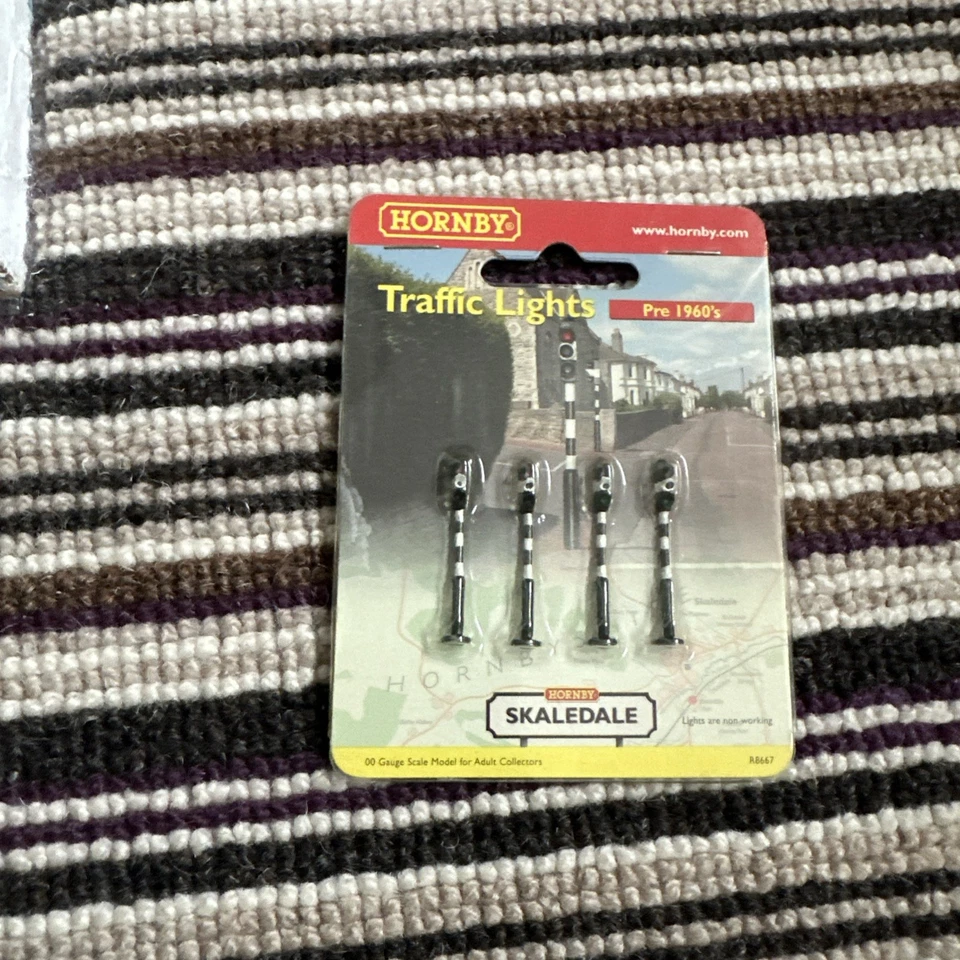 Hornby R8667 Pre 1960 Traffic Lights Set of 4 Sealed Pack OO Scale - image 1 of 1