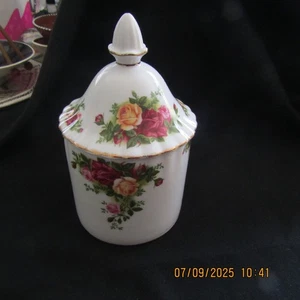 Royal Albert Old Country Roses Bone China Lidded Container 20cm Tall 2008 - Picture 1 of 14