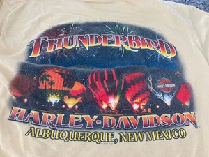 Camiseta Harley Davidson/grande estampado a doble cara Albuquerque, casi nueva amarilla - Imagen 1 de 9