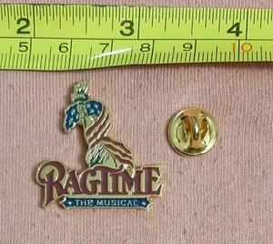 Ragtime the Musical Broadway Show Souvenir Anstecknadel - Bild 1 von 3