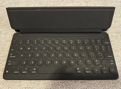 Funda con teclado negra Apple Smart A1829 MX3L2LL/A para Apple iPad 7/8/9 Gen Foto 1 de 3